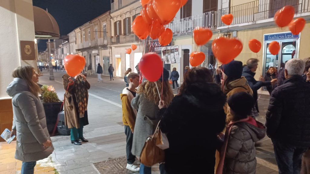 Lo "sLancio d'amore" della Pro Loco di Vibo Valentia in onore di San Valentino e di tutti gli "Innamorati" (VIDEO) 5 WhatsApp Image 2025 02 15 at 09.52.38 1