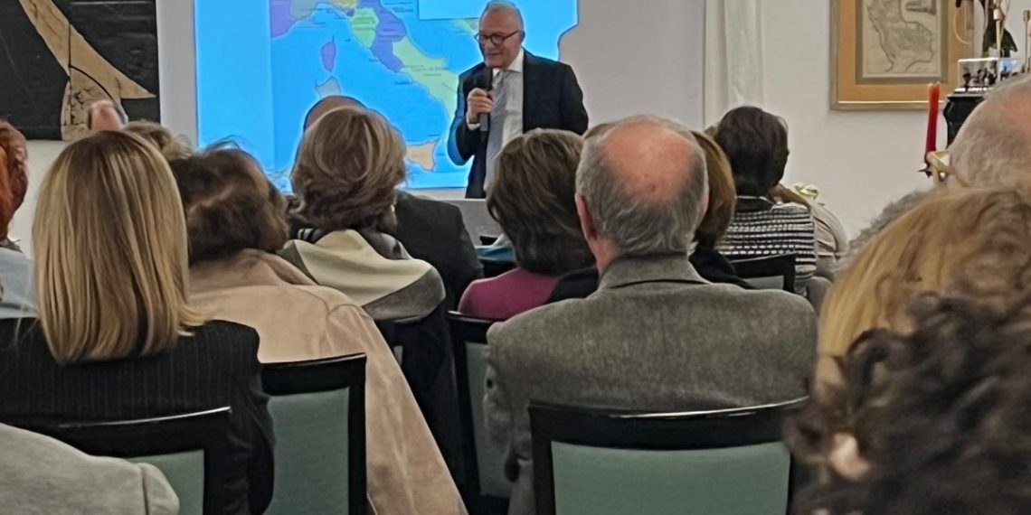 Le forti contrapposizioni antiche e moderne fra Nord e Centro-Sud Italia nell'incontro al “Circolo Catanzaro 1871” 1 Le forti contrapposizioni antiche e moderne fra Nord e Centro-Sud Italia nell’incontro al “Circolo Catanzaro 1871”