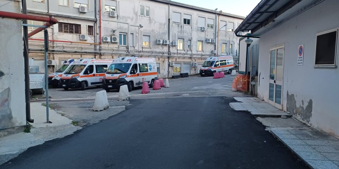 In tilt l’ospedale di Vibo Valentia, pazienti costretti ad aspettare in ambulanza in attesa di un posto letto (VIDEO)