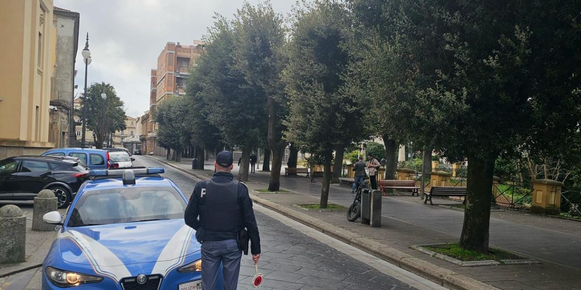Rintracciato in Romania il ladro che ha rubato la borsa ad una giovane in Corso Umberto I 1 Rintracciato in Romania il ladro che ha rubato la borsa ad una giovane in Corso Umberto I