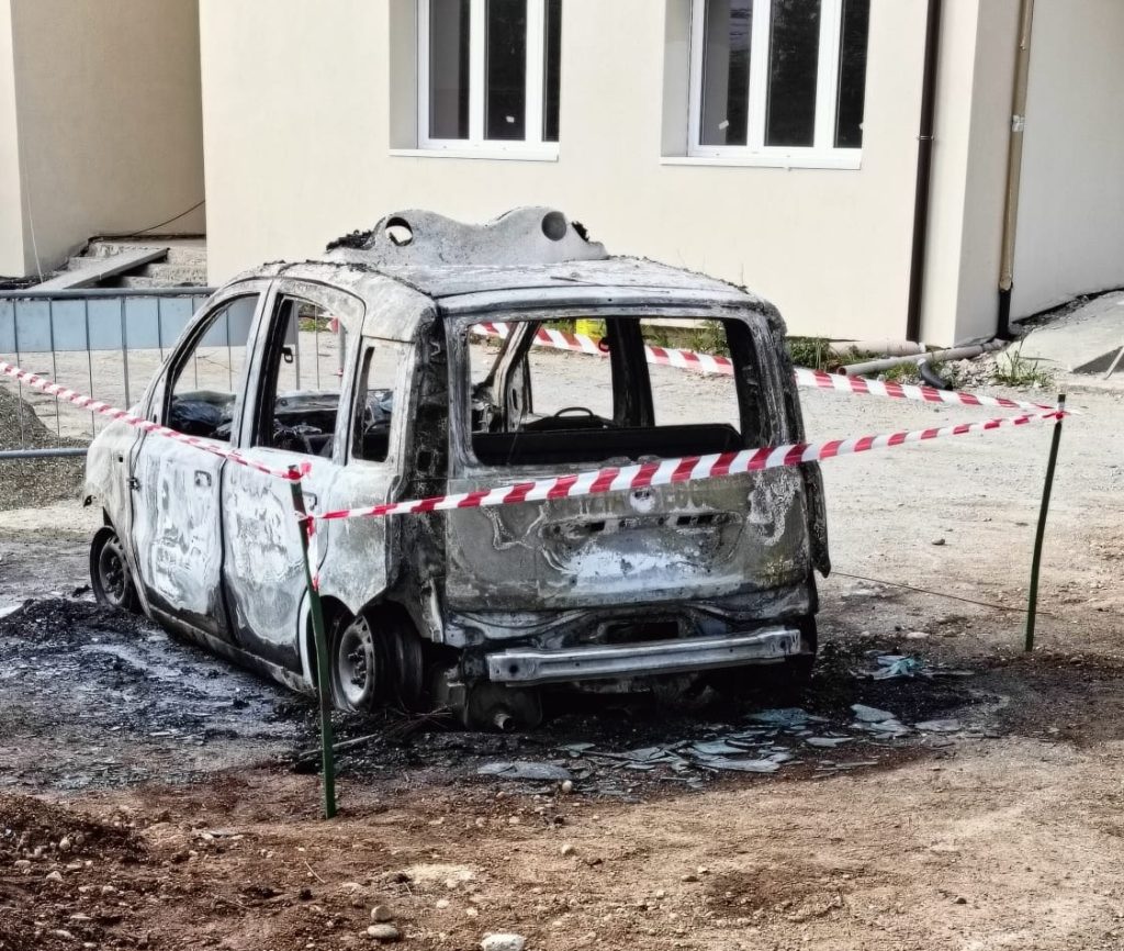 auto incendiata vigili