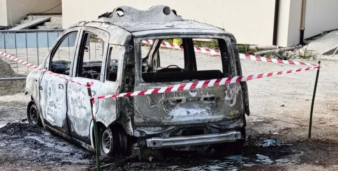 Auto dei vigili incendiata a San Lorenzo del Vallo 1 Auto dei vigili incendiata a San Lorenzo del Vallo