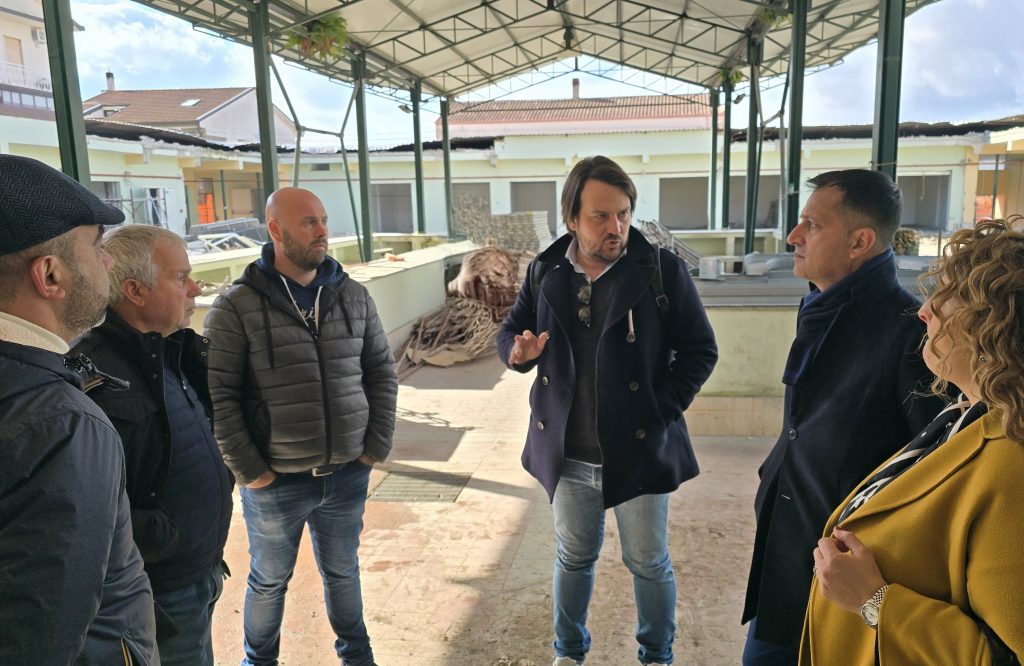 Mercato delle Clarisse, sopralluogo dell’amministrazione. Ripresi i lavori di ristrutturazione e messa in sicurezza 3 cantiere mercato delle clarisse incontro con dl e ditta 1