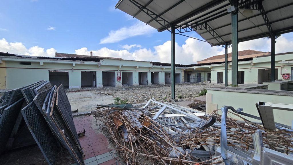 Mercato delle Clarisse, sopralluogo dell’amministrazione. Ripresi i lavori di ristrutturazione e messa in sicurezza 2 cantiere mercato delle clarisse incontro con dl e ditta 4