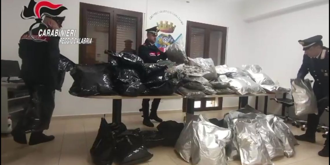 Gioia Tauro, i Carabinieri trovano 80 Kg di marijuana, 15 kg di materiale esplodente e una stanza segreta
