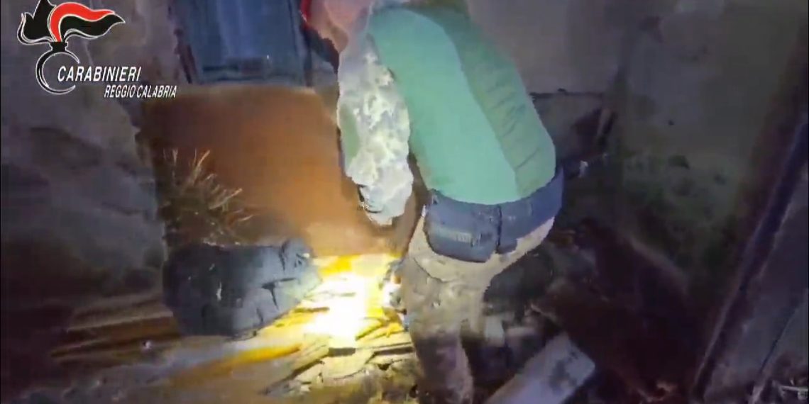 I Carabinieri reitrovano un bidone con armi ed esplosivi a Polistena (VIDEO)