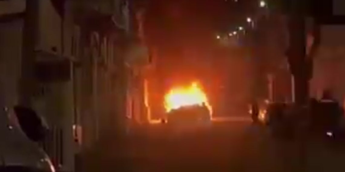 Auto in fiamme a Reggio Calabria (VIDEO)