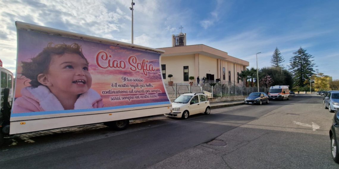 A Vibo Marina una folla commossa per l’ultimo saluto alla piccola Sofia, angioletto andato via troppo presto