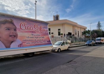 A Vibo Marina una folla commossa per l’ultimo saluto alla piccola Sofia, angioletto andato via troppo presto