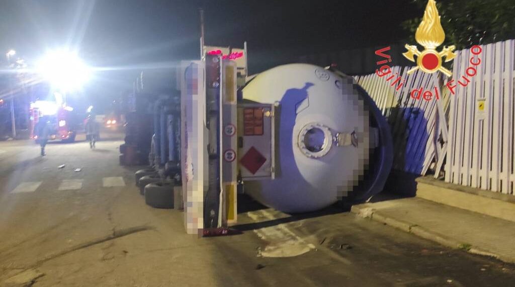 Si ribalta una cisterna piena di GPL (video)