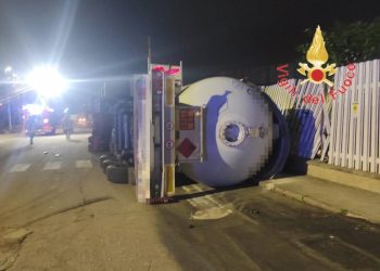 Si ribalta una cisterna piena di GPL (video)