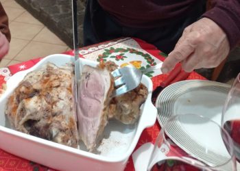 Fra rito e mito, Angiluzzu Granu e Gennaro Borelli tramandano la millenaria tradizione dell’uccisione del maiale in Calabria