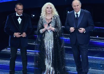 Sanremo 2025 primo round, la Restaurazione Contiana è un trionfo di poesia, emozioni intime, valori familiari
