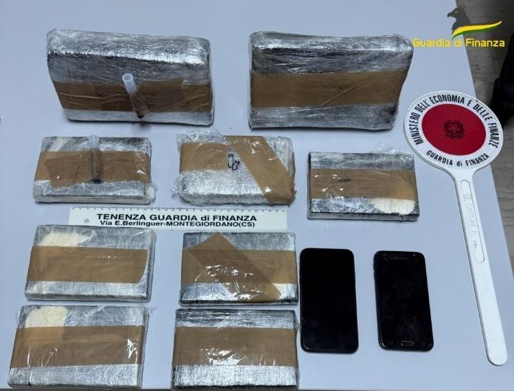 In auto con 4,5 chili di eroina nascosti sotto il sedile: arrestato