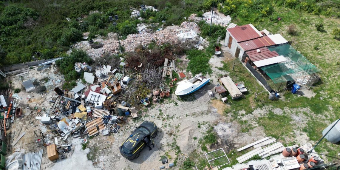 Guardia di Finanza di Crotone: sequestrata discarica abusiva con oltre 300 tonnellate di rifiuti pericolosi (VIDEO)