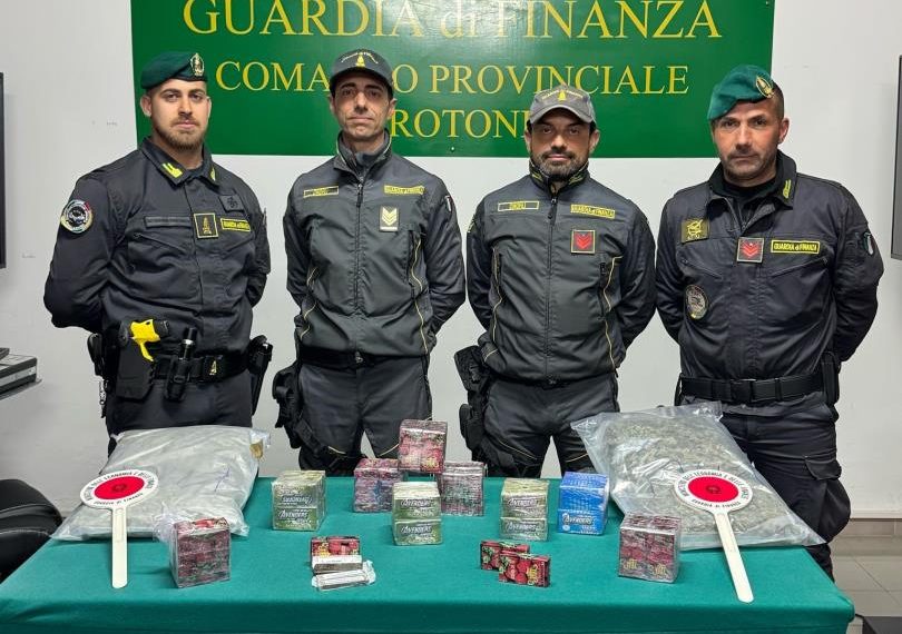 A Crotone sequestrati oltre 9,5 kg. di hashish e 2 kg. di marijuana (video) 1 A Crotone sequestrati oltre 9,5 kg. di hashish e 2 kg. di marijuana (video)