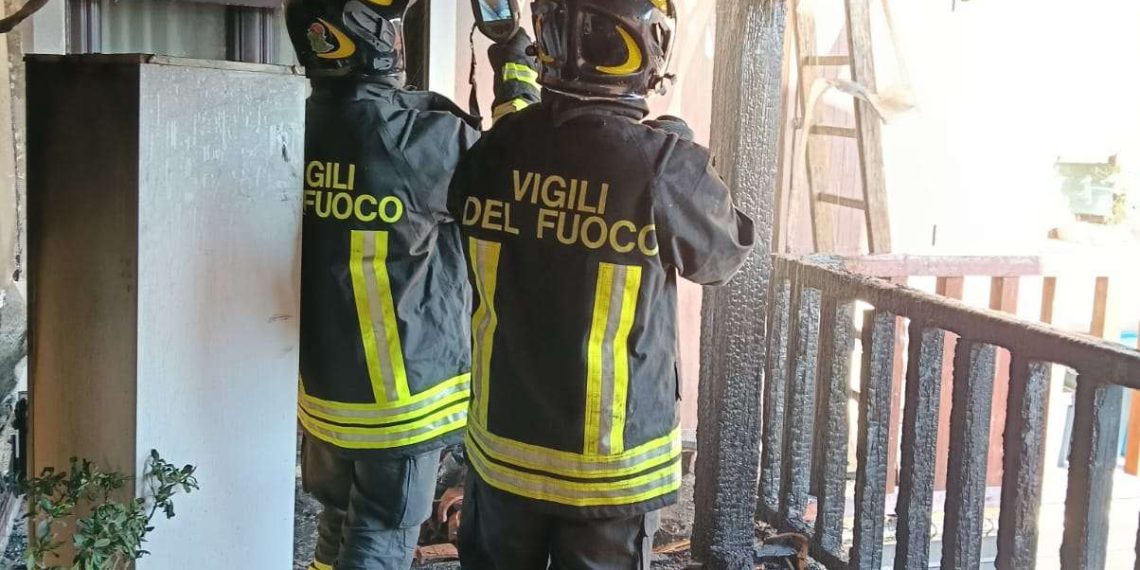 Paravati, va a fuoco una veranda. Necessario l’intervento dei Vigili del fuoco