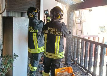 Paravati, va a fuoco una veranda. Necessario l’intervento dei Vigili del fuoco