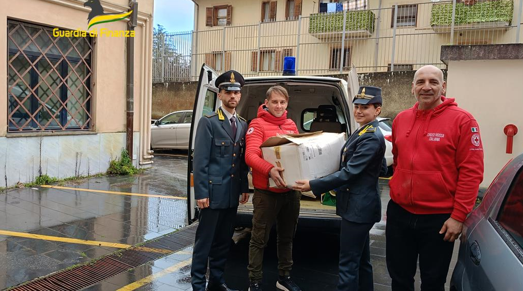 Scarpe confiscate, dopo un provedimento del tribunale, sono state donate dalla Guardia di Finanza alla CRI