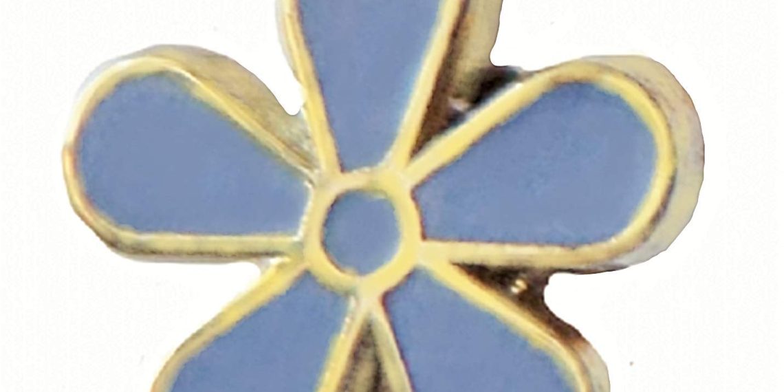 Sull’uniforme dei militari sarà possibile una spilla con il fiore «Non ti scordar di me» in memoria dei Caduti di tutte le guerre 1 Sull’uniforme dei militari sarà possibile una spilla con il fiore «Non ti scordar di me» in memoria dei Caduti di tutte le guerre