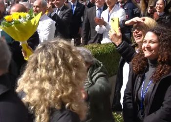 È di Monterosso la signora che Papa Francesco ha ringraziato per quel mazzo di fiori gialli che sa di Calabria (VIDEO) 1 È di Monterosso la signora che Papa Francesco ha ringraziato per quel mazzo di fiori gialli che sa di Calabria (VIDEO)
