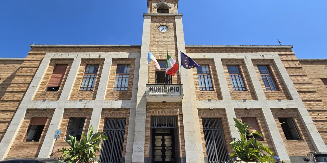 Vibo Valentia, mensa scolastica al via lunedì 27 ottobre 1 Decoro urbano, il sindaco Romeo firma tre ordinanze: per pulizia di terreni incolti, deiezioni di animali, esposizione mastelli