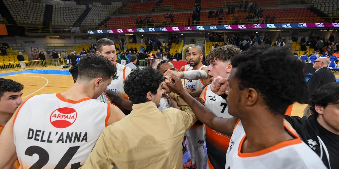 Basket, continua il momento NO della Viola. La Scandone Avellino vince al PalaCalafiore (VIDEO)