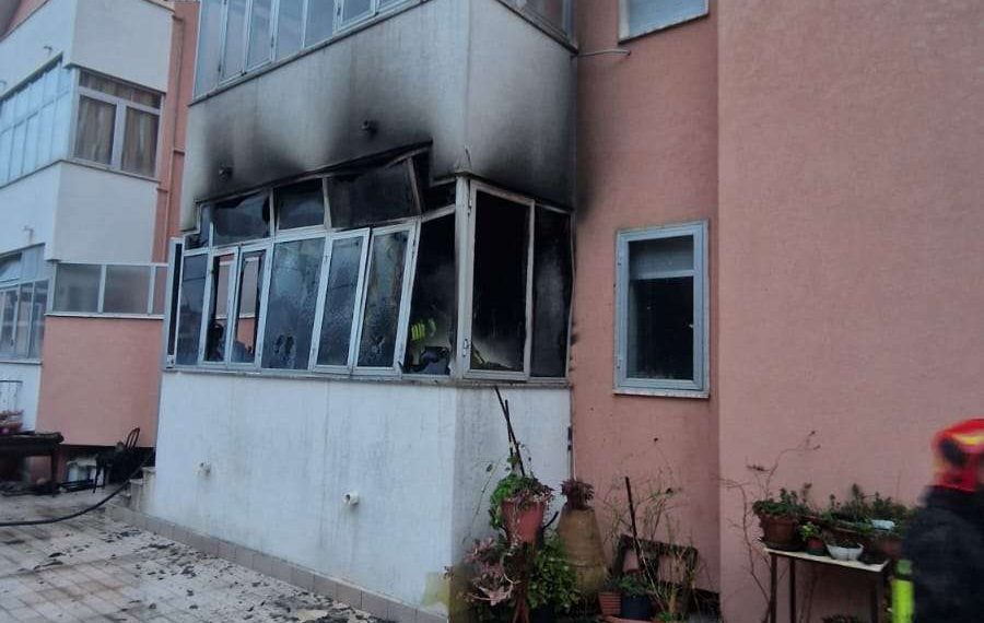 Attimi di paura questa mattina a Vibo Valentia per un incendio ad una veranda chiusa