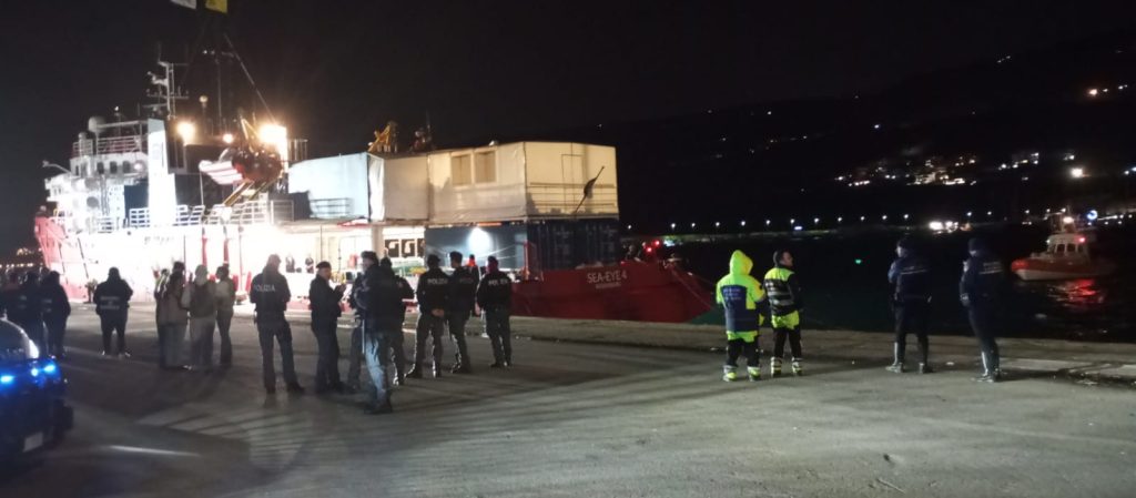 L'attracco alle ore 21.00. Il porto di Vibo Marina torna indietro di qualche anno pronto ad ospitare nuovi migranti 3 WhatsApp Image 2025 03 10 at 21.06.43