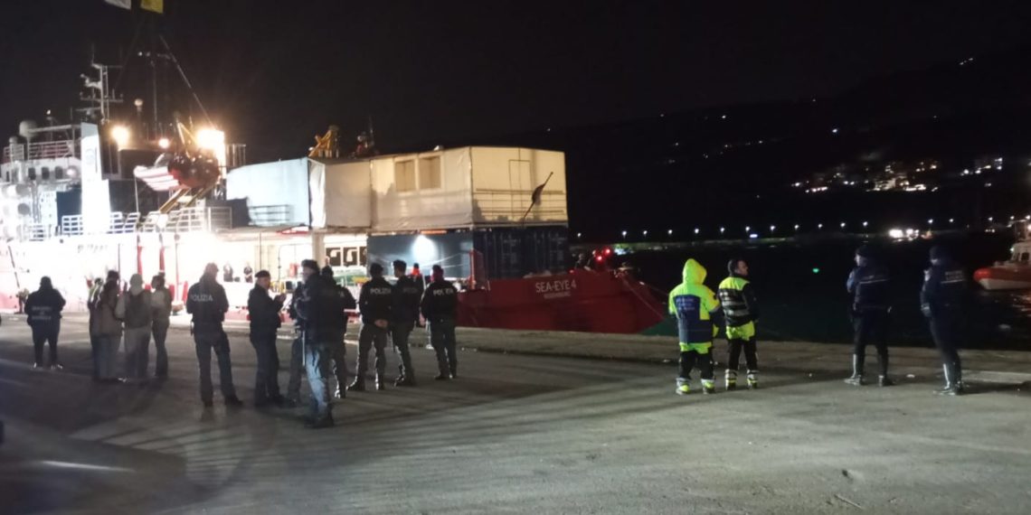 L'attracco alle ore 21.00. Il porto di Vibo Marina torna indietro di qualche anno pronto ad ospitare nuovi migranti 1 L’attracco alle ore 21.00. Il porto di Vibo Marina torna indietro di qualche anno pronto ad ospitare nuovi migranti