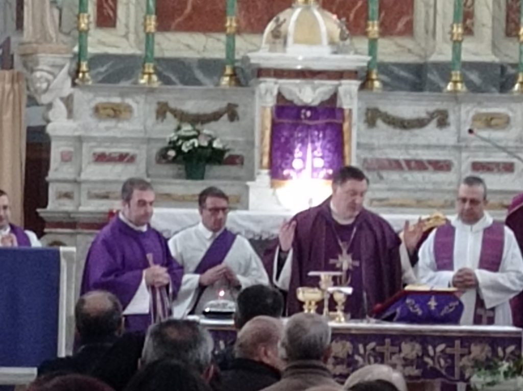 Una folla numerosa e commossa ha partecipato a Sersale ai funerali del preside Michele Scarpino 5 WhatsApp Image 2025 03 13 at 18.33.22