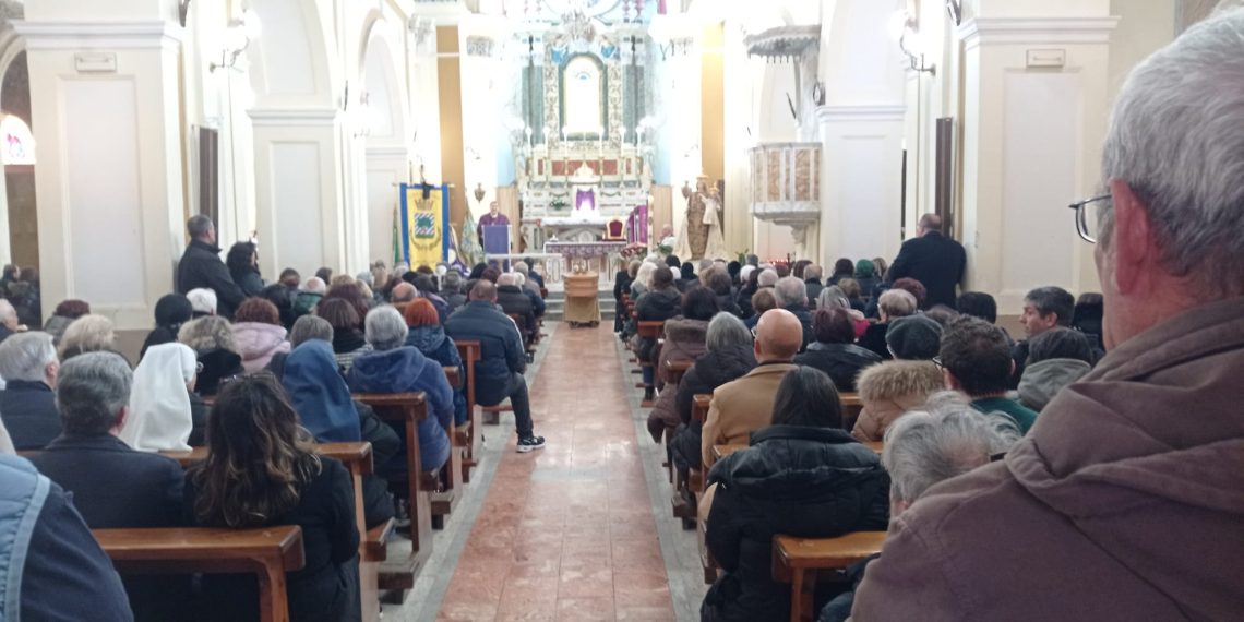 Una folla numerosa e commossa ha partecipato a Sersale ai funerali del preside Michele Scarpino 1 Una folla numerosa e commossa ha partecipato a Sersale ai funerali del preside Michele Scarpino