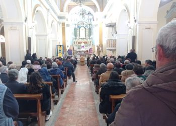 Una folla numerosa e commossa ha partecipato a Sersale ai funerali del preside Michele Scarpino