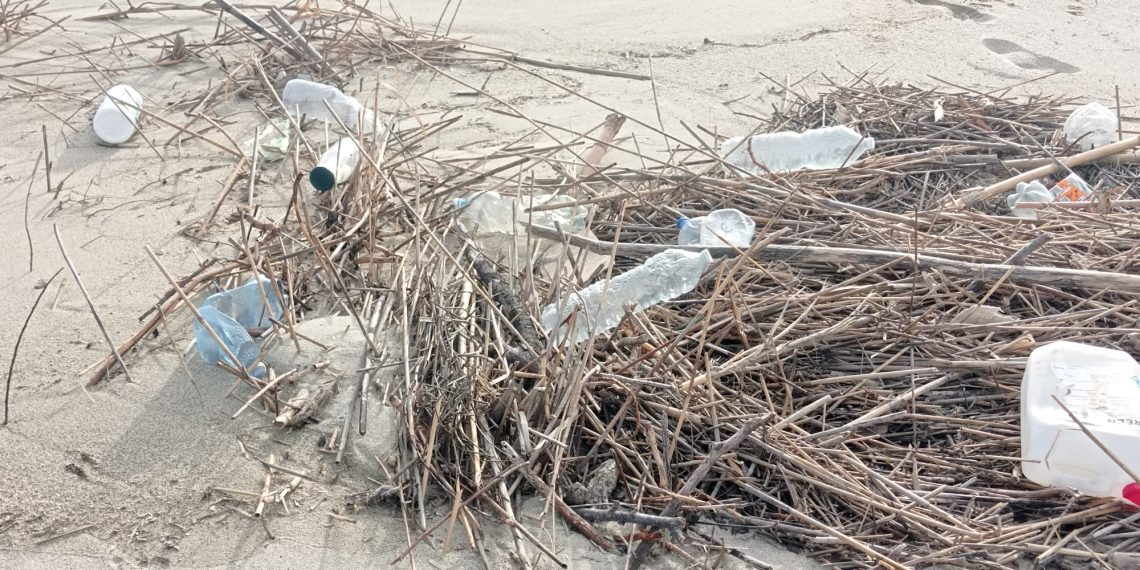 Spiagge come discariche, nuoteremo fra plastica e polistirolo