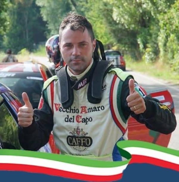 Riconoscimento al pilota Claudio Gullo supportato dal brand vibonese Vecchio Amaro del Capo 2 WhatsApp Image 2025 03 19 at 11.08.04