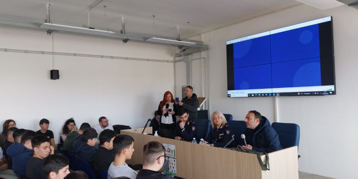 L’IIS ITG, l'ITI e l'ITE di Vibo Valentia hanno detto "no" al bullismo ed al cyberbullismo 1 L’IIS ITG, l’ITI e l’ITE di Vibo Valentia hanno detto “no” al bullismo ed al cyberbullismo