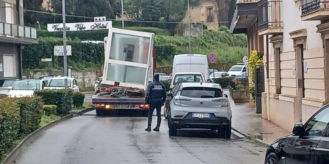 Caos lungo le strade di Vibo Valentia, stamattina autoarticolato blocca viale De Gasperi 1 Caos lungo le strade di Vibo Valentia, stamattina autoarticolato blocca viale De Gasperi