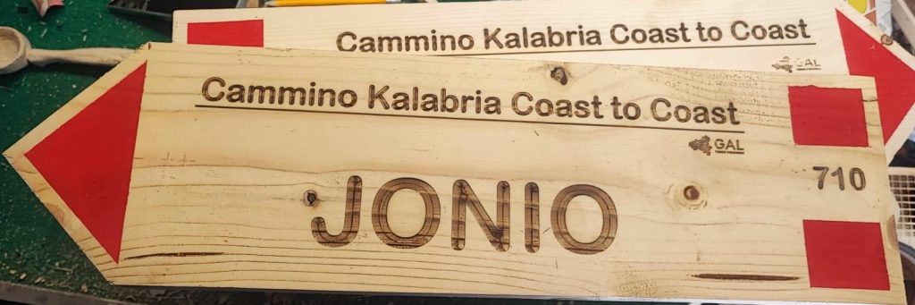 Quando il cammino diventa cultura: il Gal Terre Vibonesi offre una nuova segnaletica per Kalabria Coast to Coast 2 WhatsApp Image 2025 03 31 at 14.05.26 1