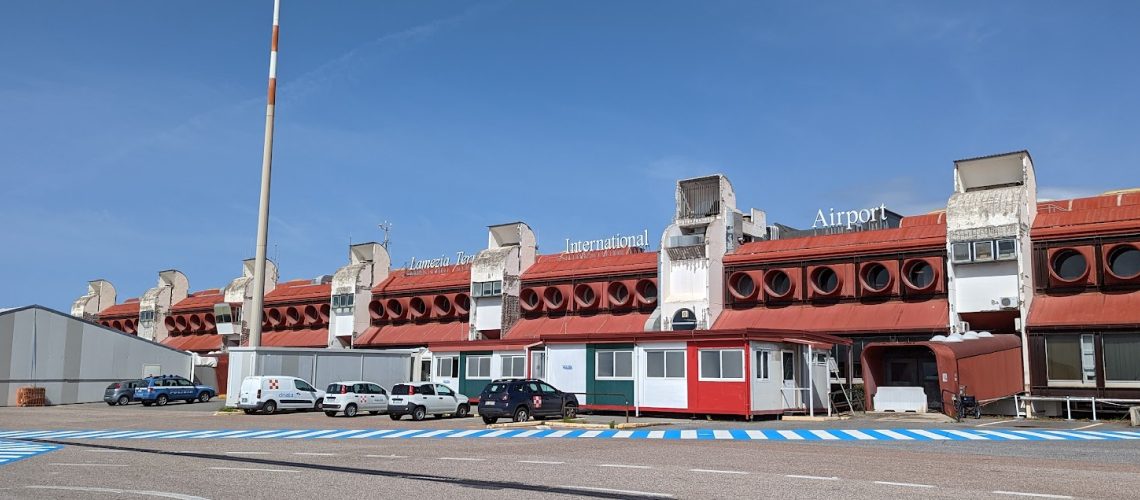 Questa mattina sit-in davanti all’aeroporto di Lamezia Terme