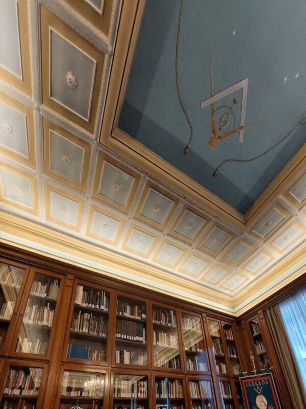 Con le Giornate FAI di Primavera 2025 gli studenti hanno scoperto anche il Vascello del Grande Oriente d'Italia 4 biblioteca il vascello