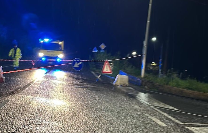 Piove ininterrottamente da 18 ore: grossi problemi sulla viabilità, caduta massi, pericolo al bivio di Longobardi