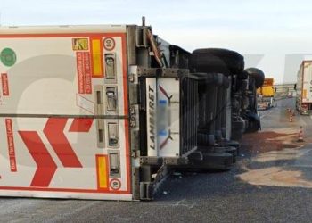 Un camion si è ribaltato sulla A2 del Mediterraneo tra Rosarno e Gioia Tauro
