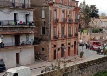 Cornicione caduto da un palazzo sul lungo Crati a Cosenza