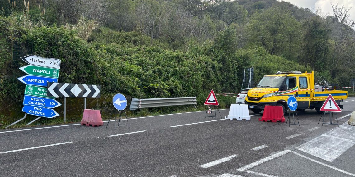 Ancora chiusa la SS 18 all’altezza del bivio per Longobardi