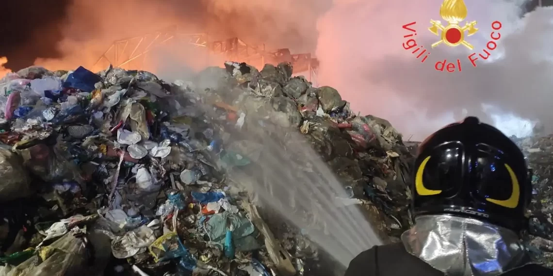 Un incendio è scoppiato in una ditta di rifiuti a Gizzeria (VIDEO)