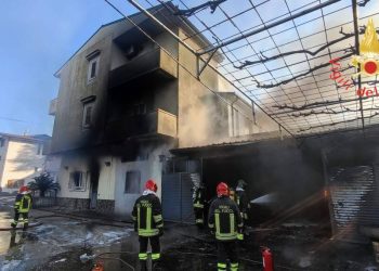 Olivadi, magazzino distrutto da un incendio di vaste proporzioni