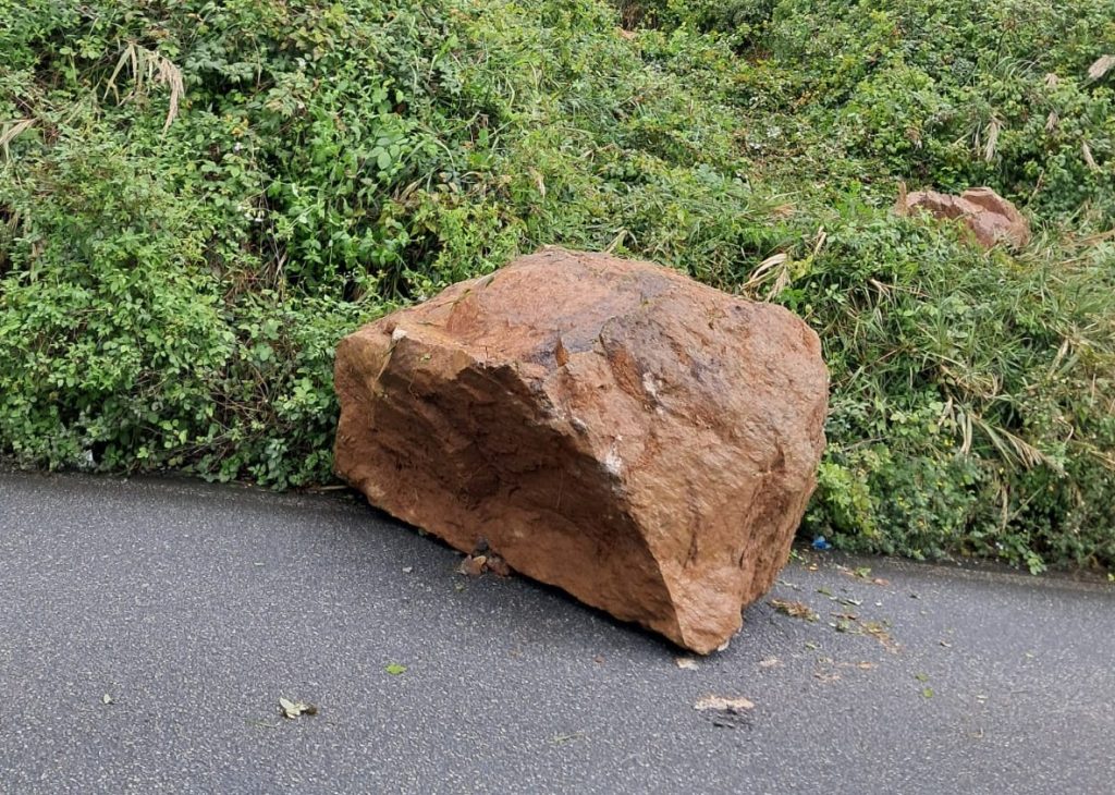 masso in strada