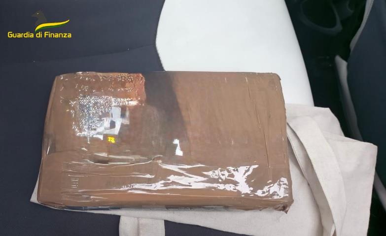 Arrestato a Cosenza un giovane che trasportava droga 4 04042025 090146 Involucro contenete cocaina