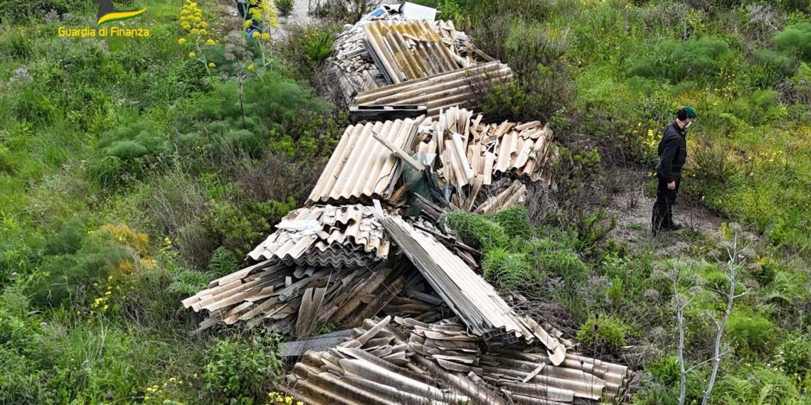 Scoperta a Crotone una discarica abusiva di amianto (VIDEO) 1 Scoperta a Crotone una discarica abusiva di amianto (VIDEO)