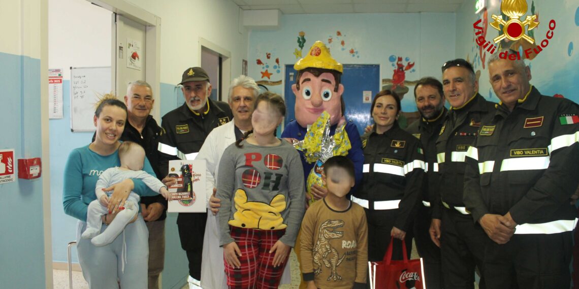 I Vigili del Fuoco portano le uova di Pasqua al Reparto di Pediatria dell'Ospedale di Vibo Valentia 1 I Vigili del Fuoco portano le uova di Pasqua al Reparto di Pediatria dell’Ospedale di Vibo Valentia